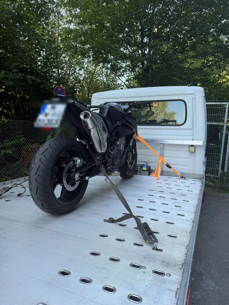 Motorrad sicher verzurrt und transportiert – Abschleppdienst KOKAJ München
